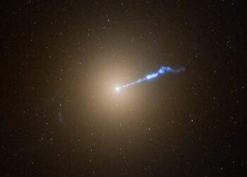 Immagine del telescopio spaziale Hubble della galassia M87, che mostra il getto lungo 3000 anni luce che fuoriesce dal buco nero centrale. Credits: