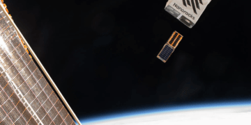 La missione BurstCube della NASA viene rilasciata in orbita dalla Stazione Spaziale Internazionale il 18 aprile 2024, seguita da un altro cubesat, SNOOPI. Credits: NASA/Matthew Dominick