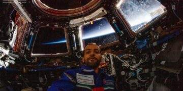 L'astronauta arabo Hazzaa AlMansoori sulla Stazione Spaziale Internazionale.