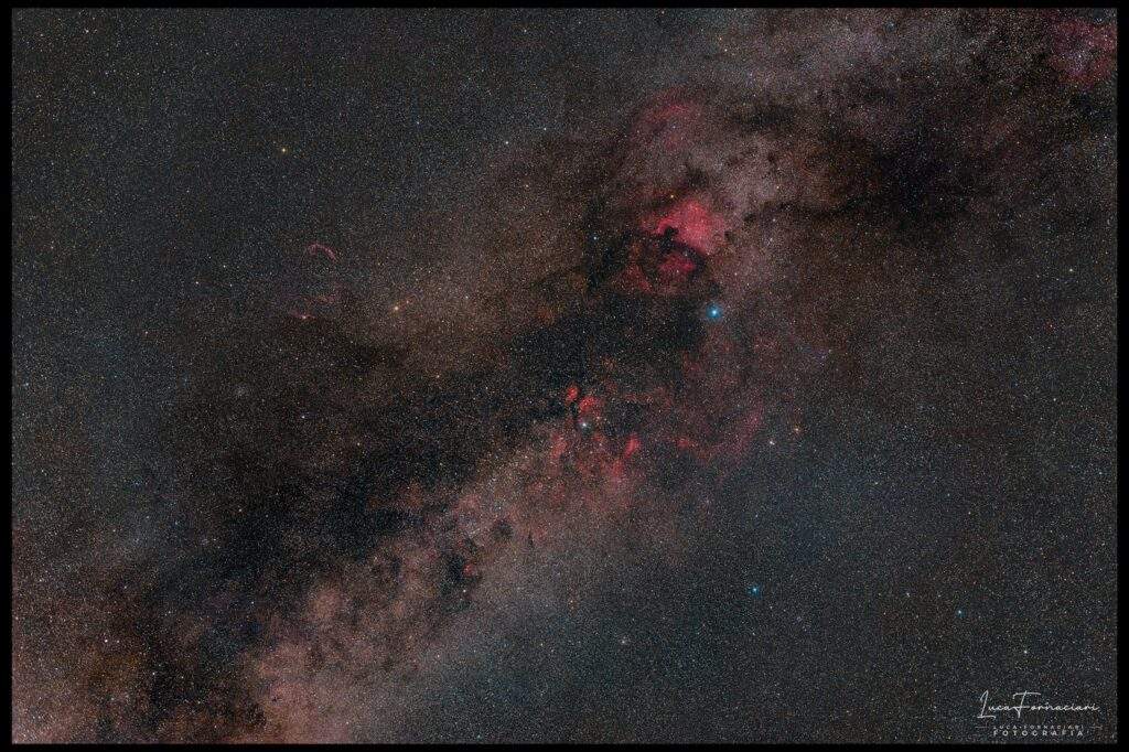 Largo campo sulla costellazione del Cigno, realizzato a 50 mm con scatti da 60 secondi per un totale di 136 immagini con l’astroinseguitore NOMAD MSM e Sony α7 III mod Super UV-IR cut, Sony e 50 mm F/1.8. Credits: Luca Fornaciari