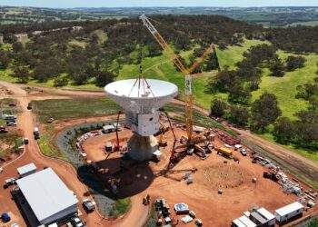 La nuova antenna New Norcia 3 dell'ESA in Australia il 19 settembre 2024, dopo il sollevamenteo dell'enorme parabola riflettente da 122 tonnellate al di sopra della torre. Credits: ESA