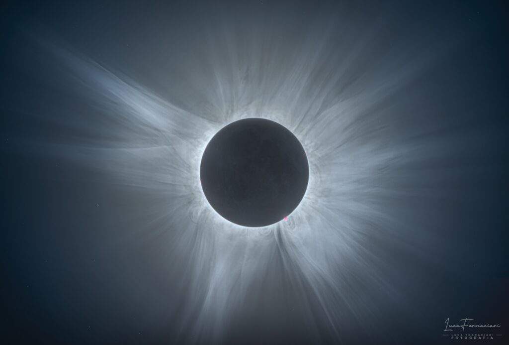 Composizione dell’eclissi solare totale dell’8 aprile 2024 ripresa da Hot Springs, Arkansas, Stati Uniti, realizzata con Sony α7 III mod Super UV-IR cut - Sony FE 200-600mm f/5.6-6.3. Credits: Luca Fornaciari