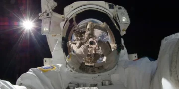 L'astronauta Akihito Hoshide durante un'attività extraveicolare sulla ISS.