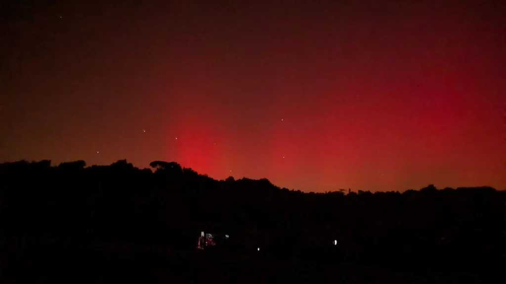 Aurora vista dalla Toscana la sera del 10 ottobre 2024.