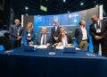 Firma del contratto tra Giampiero Di Paolo, CEO di Thales Alenia Space, e Simonetta Cheli, direttrice dei programmi di osservazione della Terra dell'ESA, per la costruzione di 6 satelliti radar per la costellazione IRIDE, il 16 ottobre 2024 allo IAC2024 di Milano. Credits: ESA-P. Sebirot