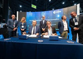 Firma del contratto tra Giampiero Di Paolo, CEO di Thales Alenia Space, e Simonetta Cheli, direttrice dei programmi di osservazione della Terra dell'ESA, per la costruzione di 6 satelliti radar per la costellazione IRIDE, il 16 ottobre 2024 allo IAC2024 di Milano. Credits: ESA-P. Sebirot