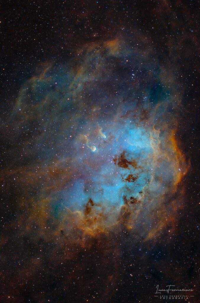 Nebulosa Girino (IC 410) in Hubble Palette, realizzata con Tecnosky OWL 130 su Sky-Watcher EQ8R-Pro, Player One Astronomy Poseidon-M e ruota portafiltri Player One Phoenix, Ha 3nm, OIII 3.5nm, SII 3.5nm. Esposizione di 5 ore e mezza di H-Aplha, 5 ore e mezza di OIII e 3 ore di SII. Credits: Luca Fornaciari