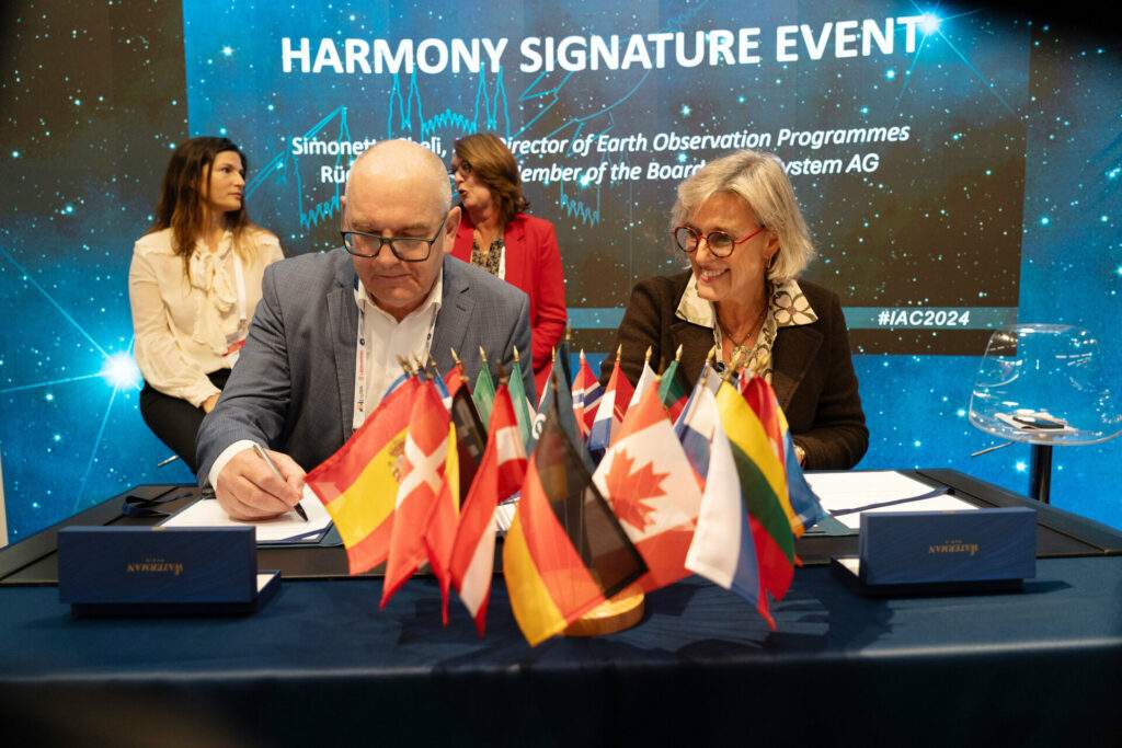 Firma tra Simonetta Cheli e Rüdiger Schönfeld allo IAC2024 per l'assegnazione del contratto di costruzione dei satelliti Harmony. Credits: ESA - P. Sebirot