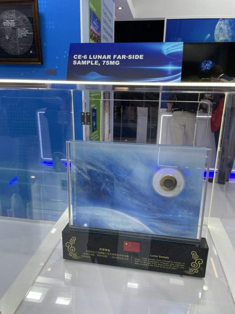 I campioni dal lato nascosto della Luna riportati dalla missione cinese Chang'e 6 ed esposti allo stand della CASC allo IAC2024. Credits: Astrospace.it