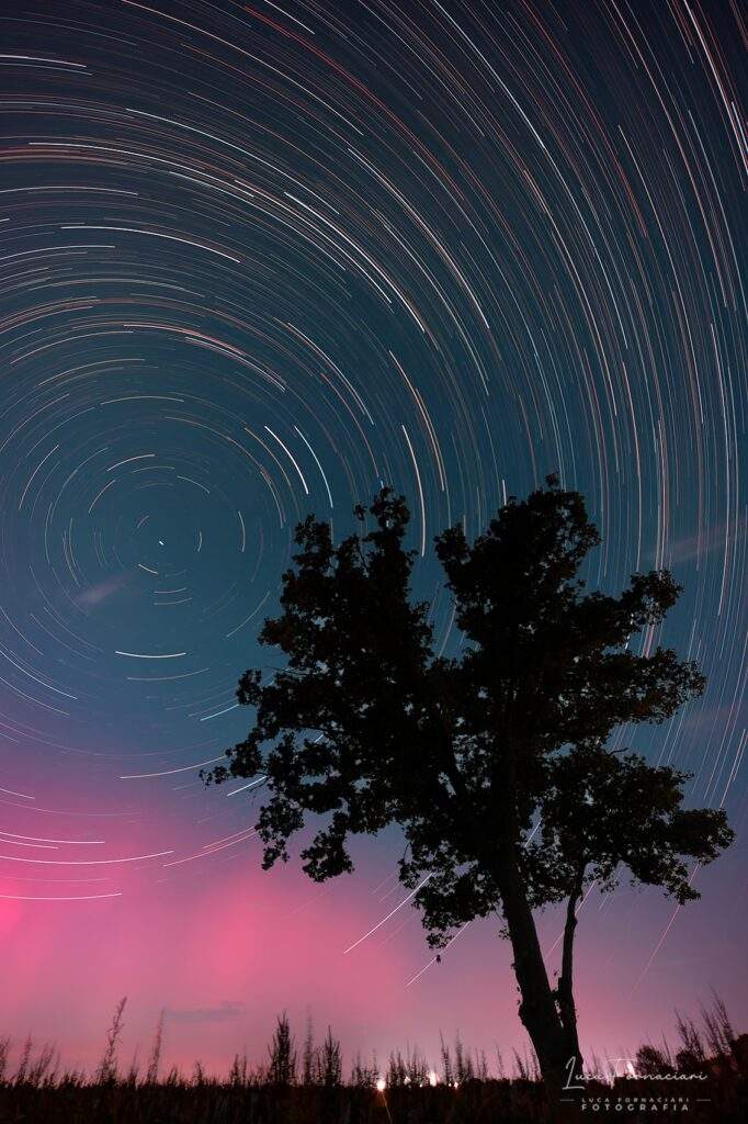 Star Trail realizzato durante l’aurora polare causata dalla tempesta geomagnetica di maggio 2024, con strumentazione Sony A7 III e Sony 12-24 F/2.8. Credits: Luca Fornaciari