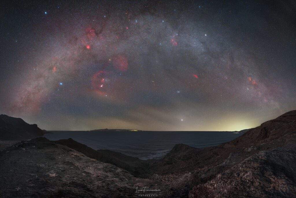 La Via Lattea invernale fotografata a Gran Canaria in un'immagine che racchiude 130 megapixel di cielo, fotografata con Sony α7 III mod Super UV-IR cut, Sony FE 20mm f/1.8 G, Omegon MiniTrack LX4. Credits: Luca Fornaciari