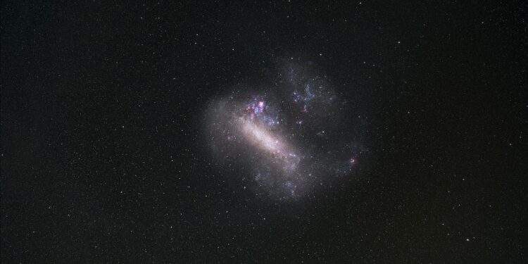 Immagine della Grande Nube di Magellano, una galassia satellite della Via Lattea, ottenuta con la fotocamera DSLR presso l'Osservatorio La Silla dell'ESO. Credits: Zdeněk Bardon/ESO