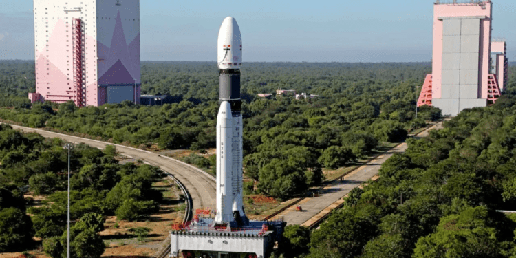 Il vettore Launch Vehicle Mark-3 (LVM3) dell'ISRO, che eseguirà un volo di test senza equipaggio entro la fine del 2024 e trasporterà il suo primo equipaggio umano nel 2026. Credits: ISRO