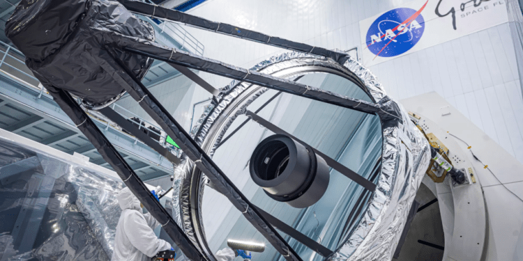 L'ingegnere Bente Eegholm ispeziona la superficie dello specchio primario del Nancy Grace Roman Space Telescope della NASA, parte dell'Optical Telescope Assembly. Credits: NASA/Chris Gunn