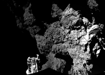 La prima immagine rilasciata dall'ESA scattata dal lander Philae sulla cometa 67P/Churyumov-Gerasimenko. Mostra una delle gambe del lander sistemata alla base di una scogliera rocciosa della cometa. Credits: ESA/Rosetta/Philae/Civa