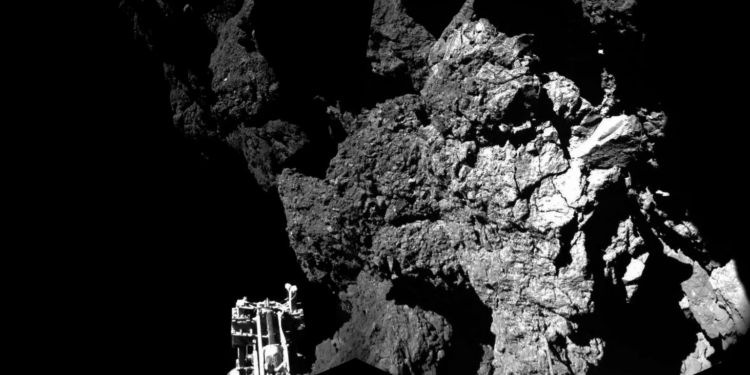 La prima immagine rilasciata dall'ESA scattata dal lander Philae sulla cometa 67P/Churyumov-Gerasimenko. Mostra una delle gambe del lander sistemata alla base di una scogliera rocciosa della cometa. Credits: ESA/Rosetta/Philae/Civa