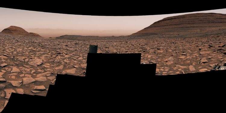 Il rover Curiosity della NASA ha catturato questo panorama usando la Mastcam mentre si dirigeva verso ovest, allontanandosi dal canale di Gediz Vallis, il 2 novembre 2024, il 4352° giorno marziano, o Sol, della missione. Credits: NASA/JPL-Caltech/MSSS